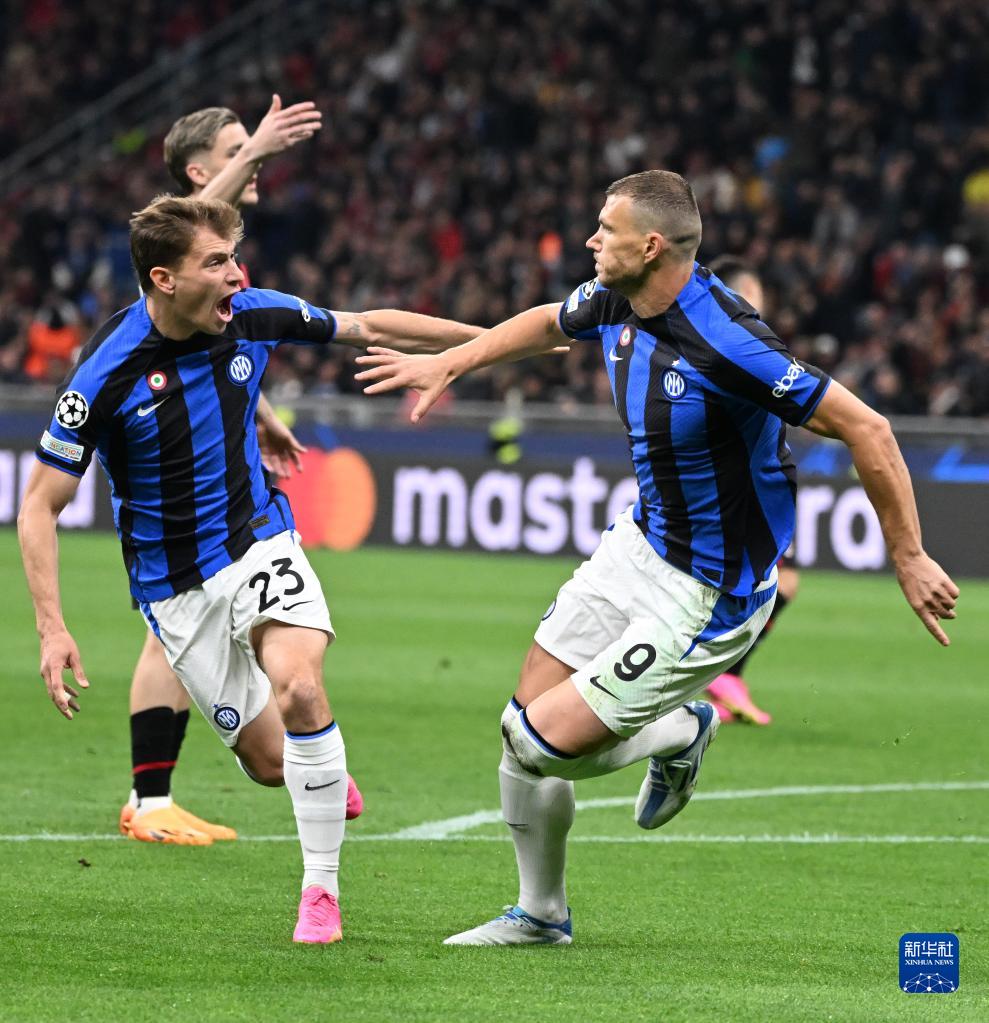 西班牙足协宣传反家暴：面对家庭暴力，直接出示红牌（西班牙足协发起反家暴倡议：对家庭暴力亮出红牌）