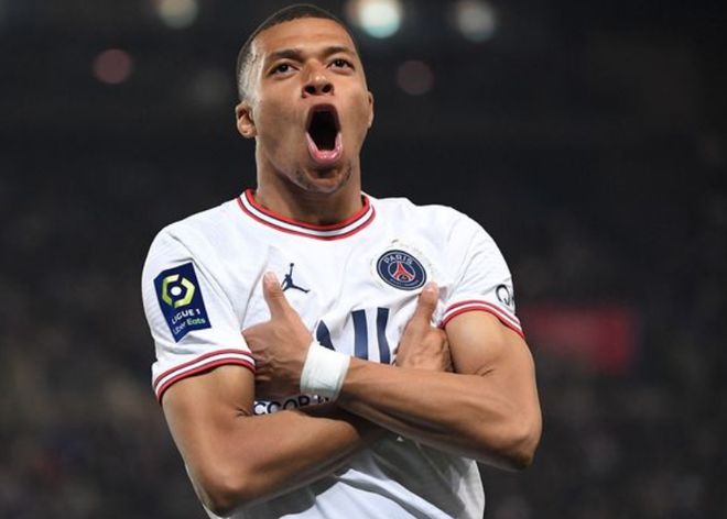 挣扎的蓝衣军团！意大利无缘直通世界杯，连续三届进入附加赛（蓝衣军团再陷困局：意大利无缘直通世界杯，连三届靠附加赛）