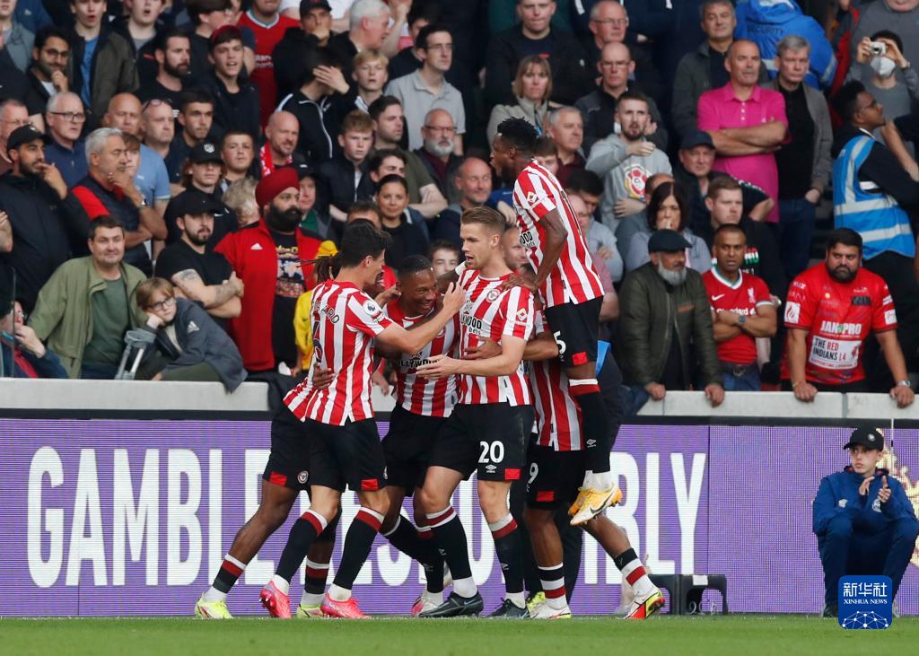 客战塞尔塔戴帽，莱万巴萨生涯第4次上演帽子戏法