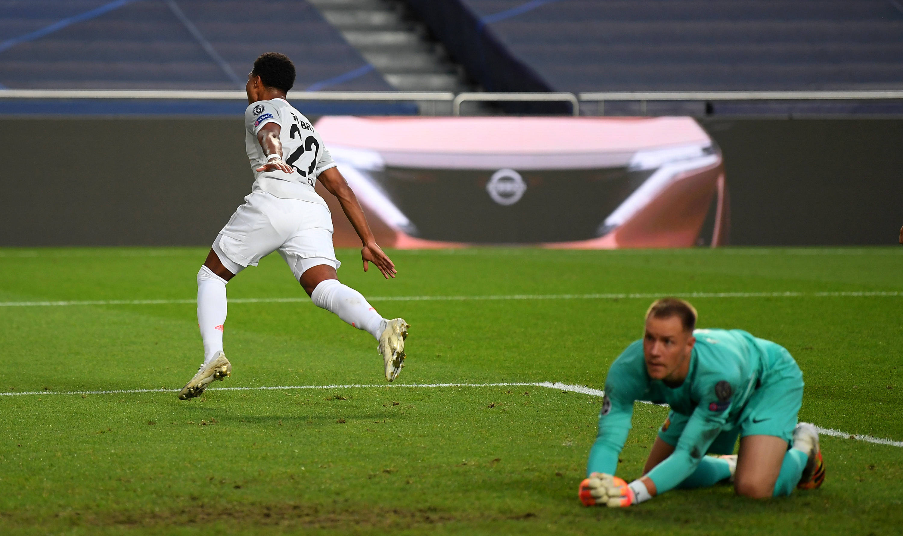 罗杰斯成为继B费后，第二位2025年送出10次英超助攻的球员（B费之后，罗杰斯成2025年第二位英超助攻上双的球员）