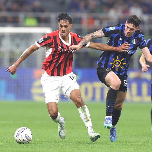 咪咕前方！@胡金秋21 手持冠军鼎登场，@浙江广厦篮球俱乐部 新赛季出征仪式