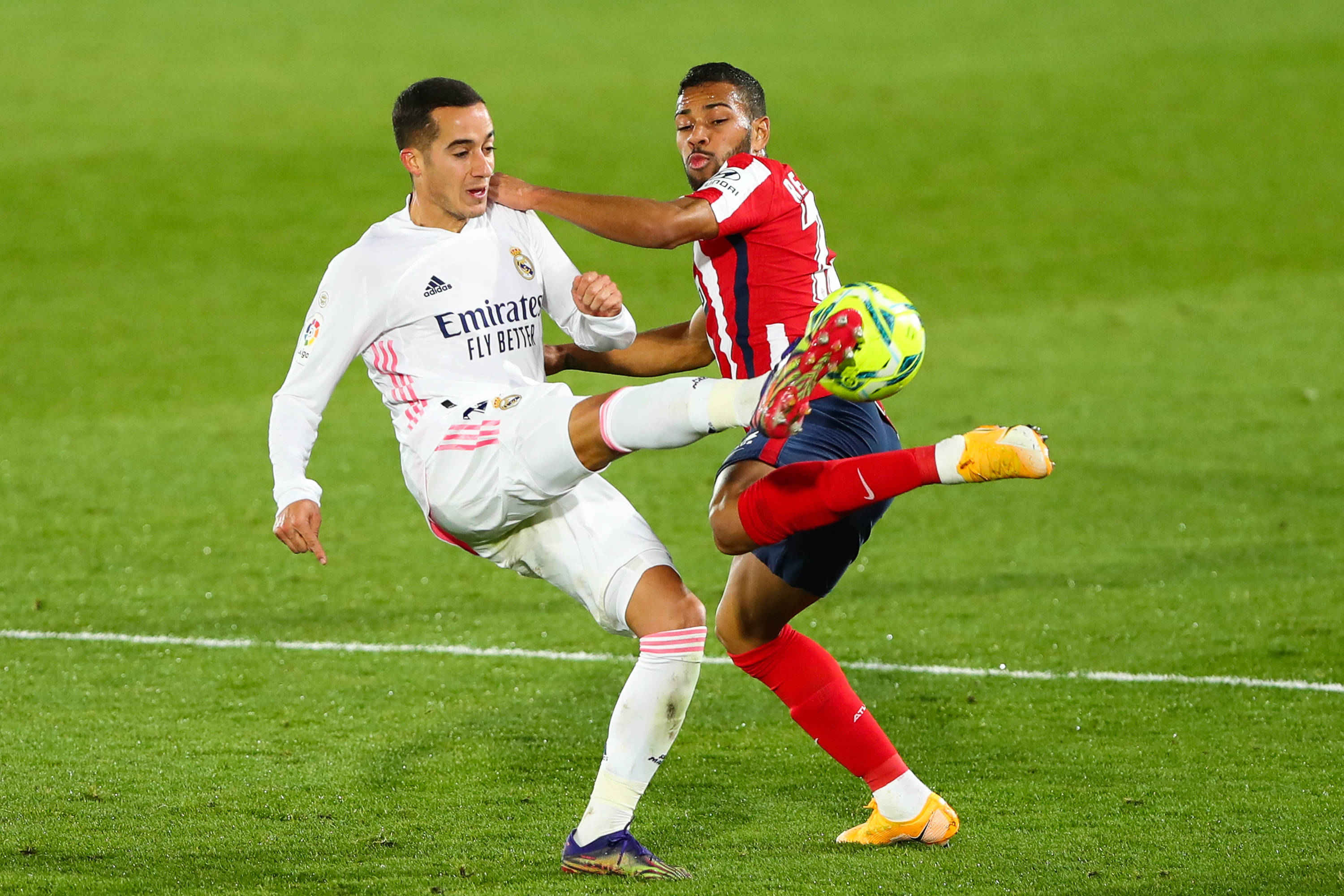 需要更加努力！阿莫林谈梅努：20岁在曼联做替补不丢人，亲属言行跟他无关（阿莫林评梅努：20岁在曼联坐板凳不丢脸，亲属言行不代表他，他仍需更努力）